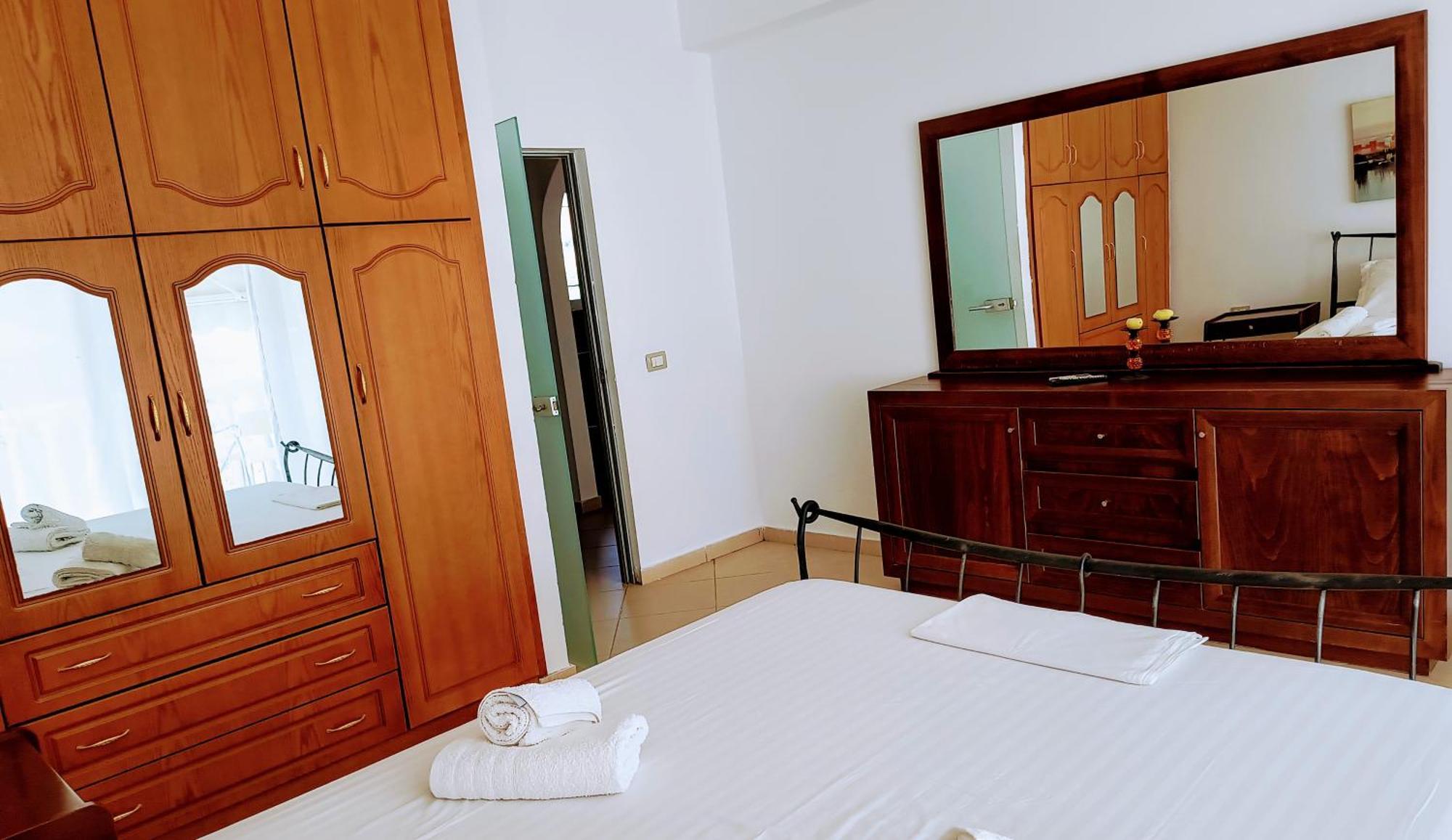 Polyxeni Apartments & Rooms Qeparo Luaran gambar